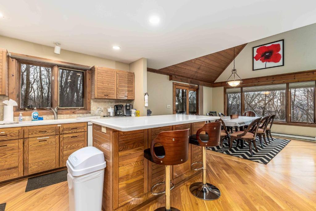 4 Bdrm Dog-Friendly Territory Getaway photo 2