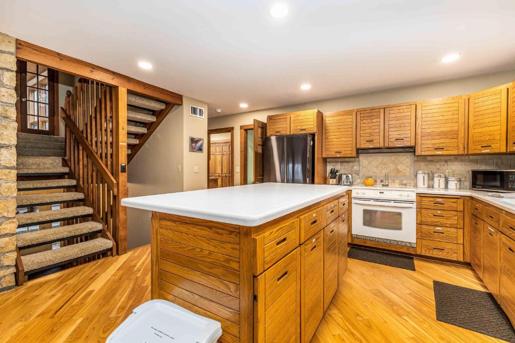 4 Bdrm Dog-Friendly Territory Getaway photo 3