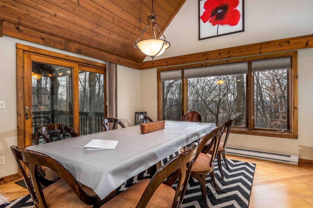 4 Bdrm Dog-Friendly Territory Getaway photo 4