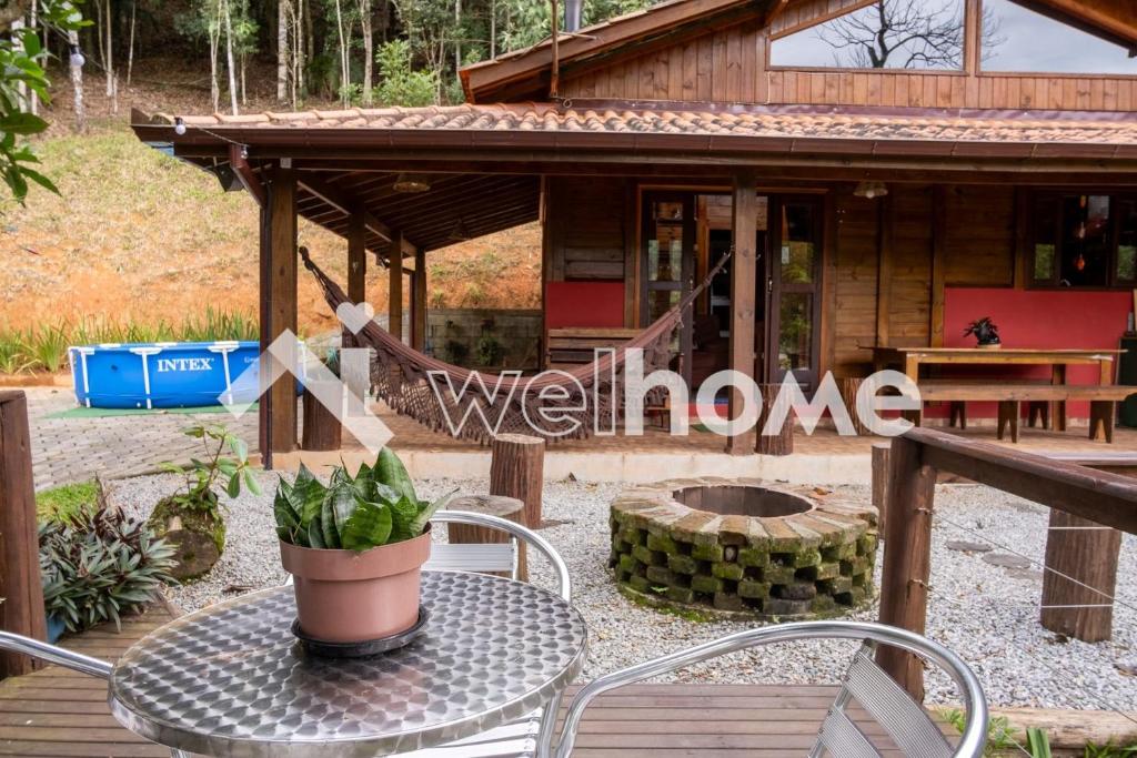Casa com área de lazer e vista para as montanhas