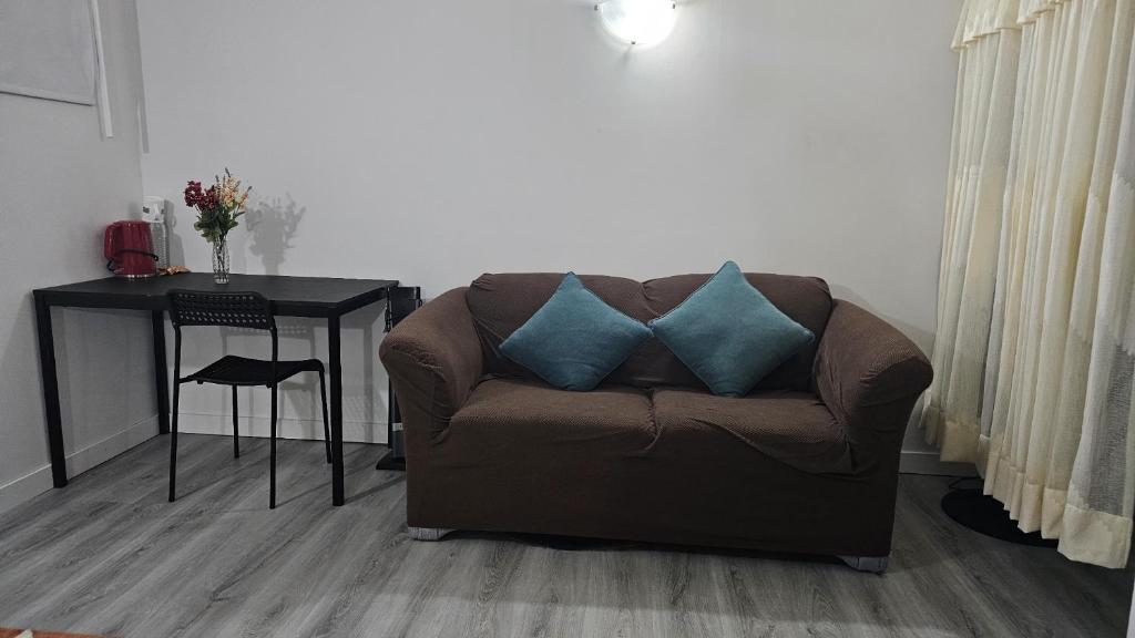 Charming city hideaway: modern comfort photo 2