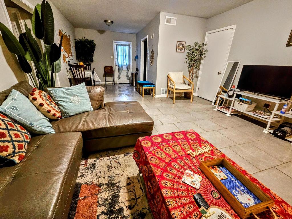 Memphis Hideout Near Midtown, Shuttle, & Vehicle Rental image