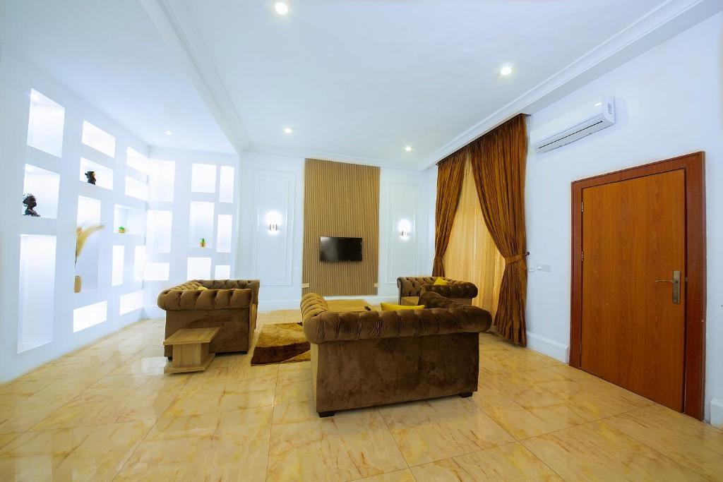 4 Bedroom Terrace Apartment Flat #1 photo 3