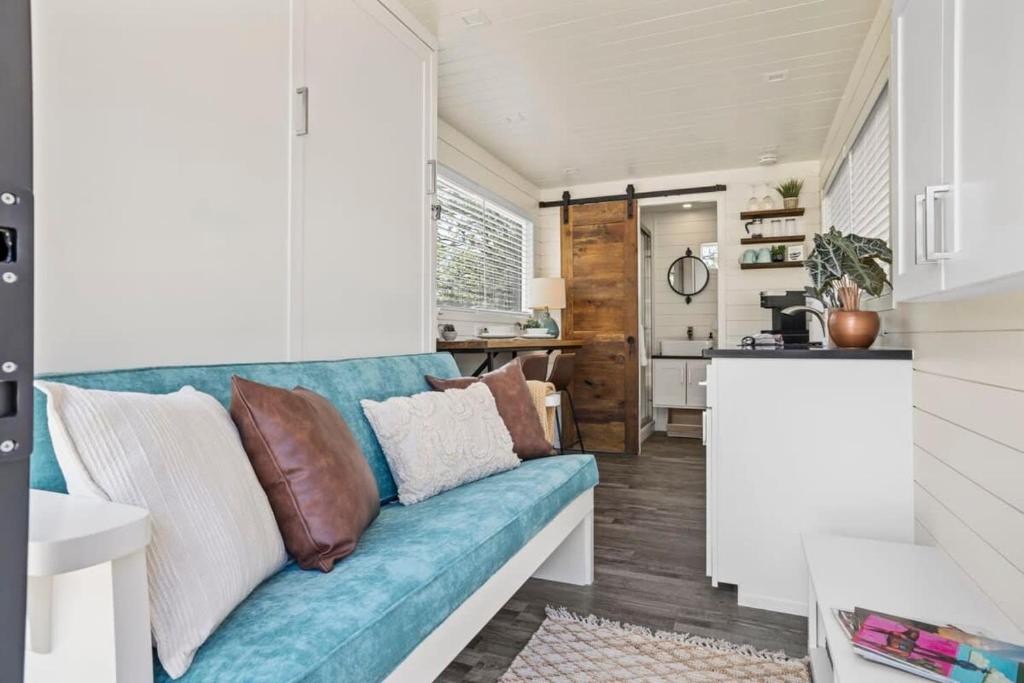 New! Luxury Shipping Container The Desert Escape photo 2