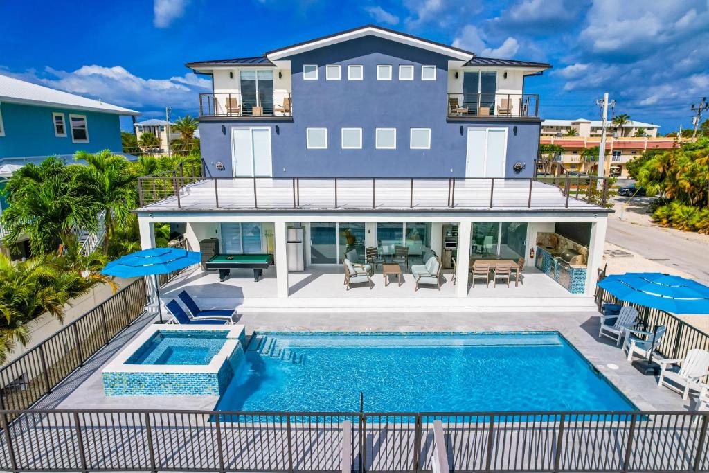 Welcome to Paradise Villa: A luxury home in Sombrero Beach, Florida Keys. photo 2