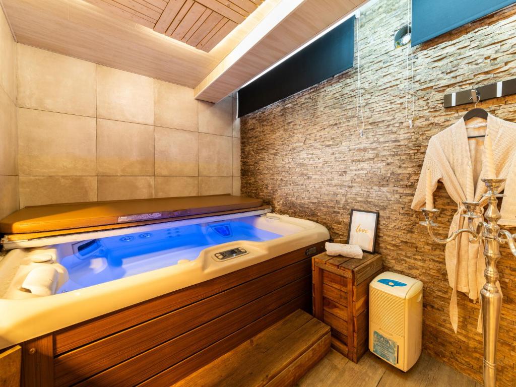 Magnificent home with jacuzzi photo 3