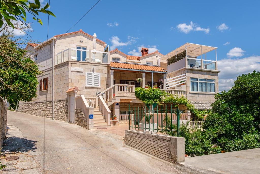 Apartments by the sea Sumartin, Brac - 2952 photo 1