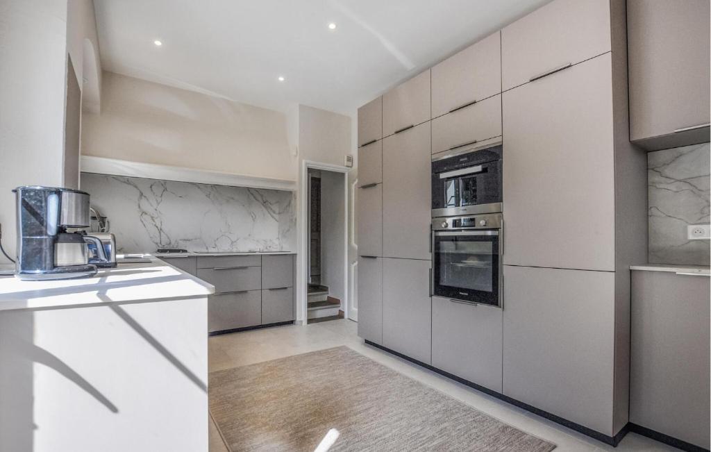 Beautiful Home In Mougins With Kitchen photo 4