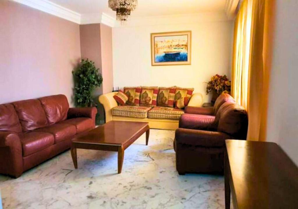 Spacious 3-Bedroom High-End Apartment in Ennasr- Ideal for familiy - Service to airport 8 Minutes