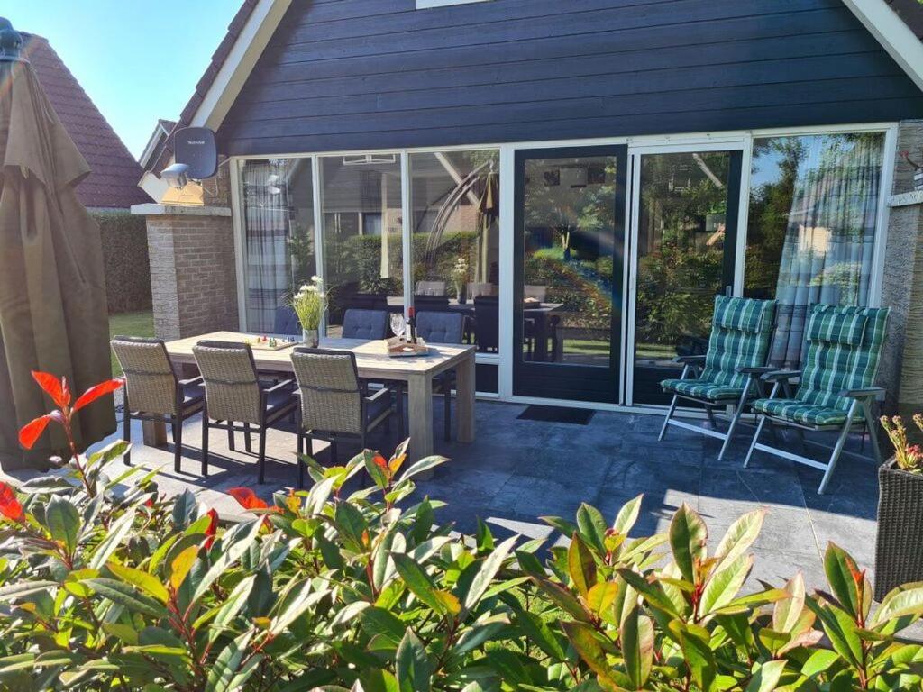 Farsighted modern retreat photo 1