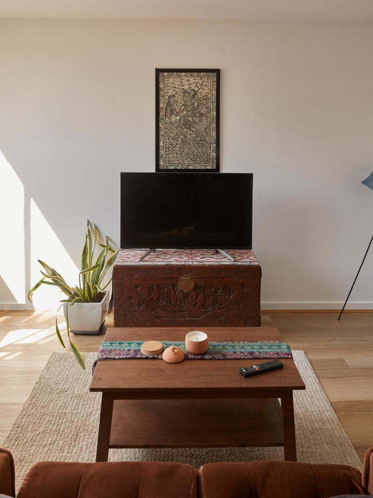 Comfortable, Quiet & Convenient - South Yarra Apartment photo 1