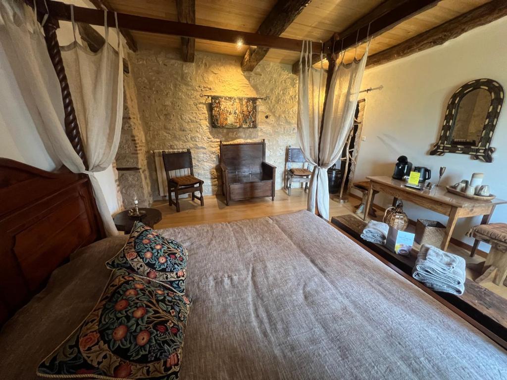Le Relais des Chevaliers " Chambre des Chevaliers" photo 1