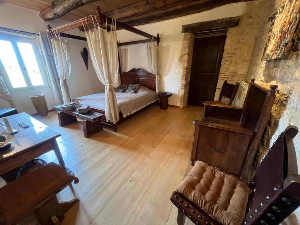 Le Relais des Chevaliers " Chambre des Chevaliers" photo 3