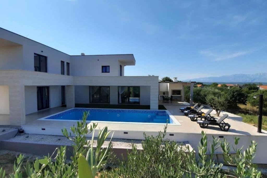 Villa Dasy with heated pool