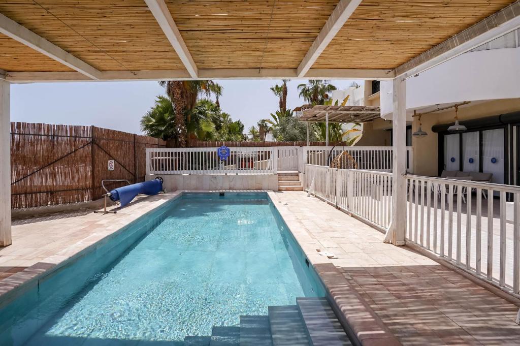 YalaRent Cliff side villa with private pool