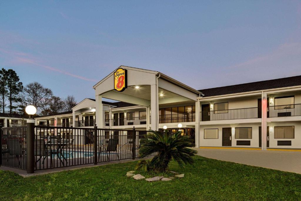 Super 8 by Wyndham Ocean Springs Biloxi image