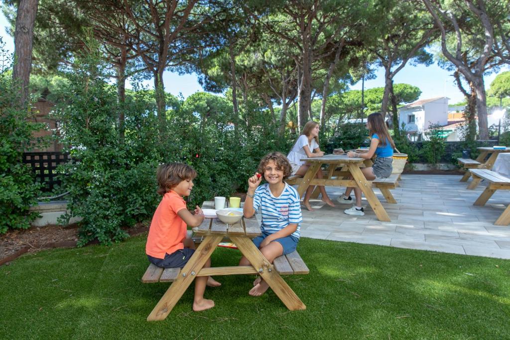 Aparthotel Las Palmeras Castelldefels photo 1