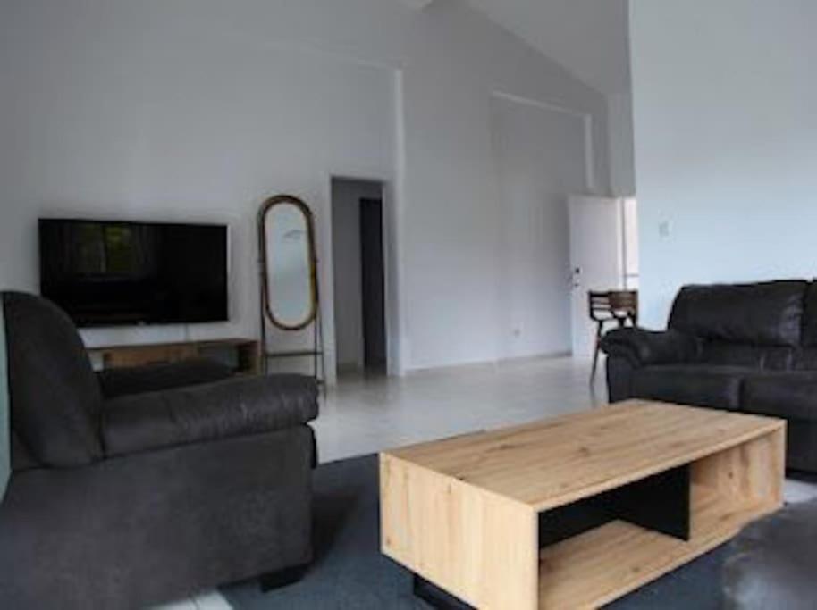 Beautiful villa five minutes from Coral Bay beach! photo 2