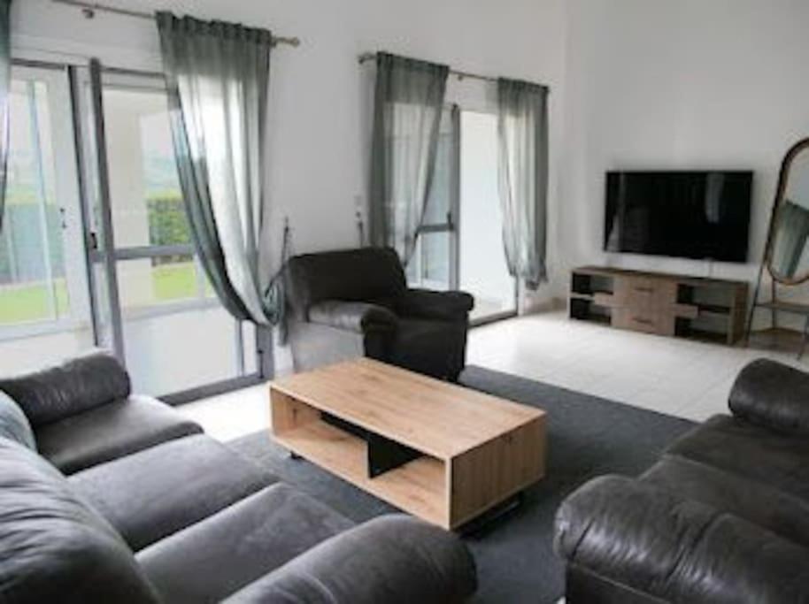 Beautiful villa five minutes from Coral Bay beach! photo 1
