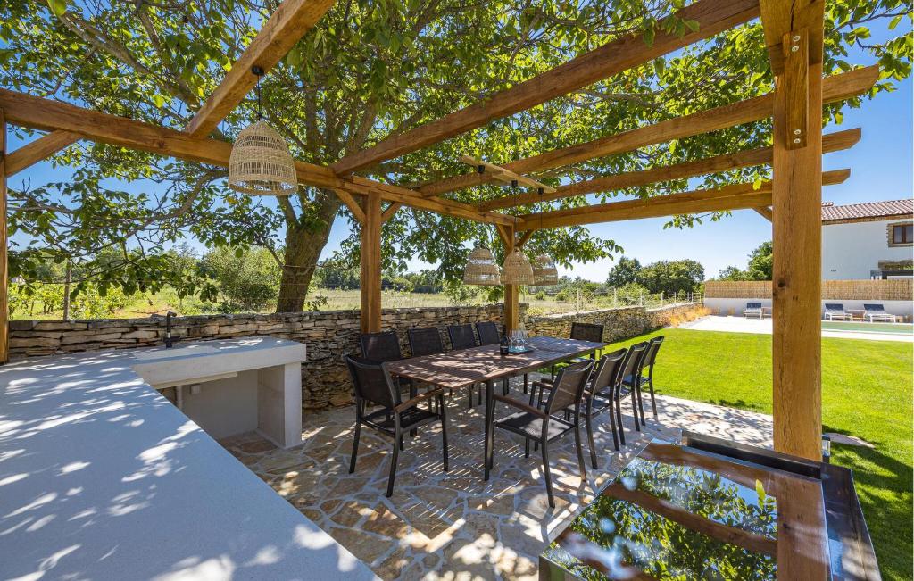 Beautiful Home In Cabrunici With Kitchen photo 1