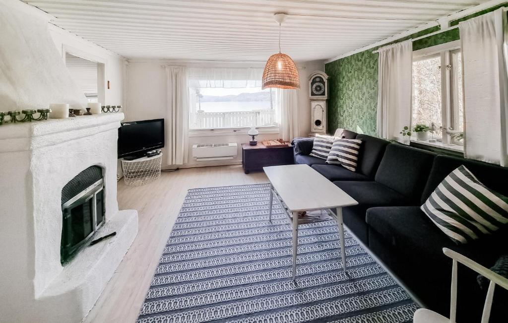 Lovely Home In Alingss With Lake View photo 1
