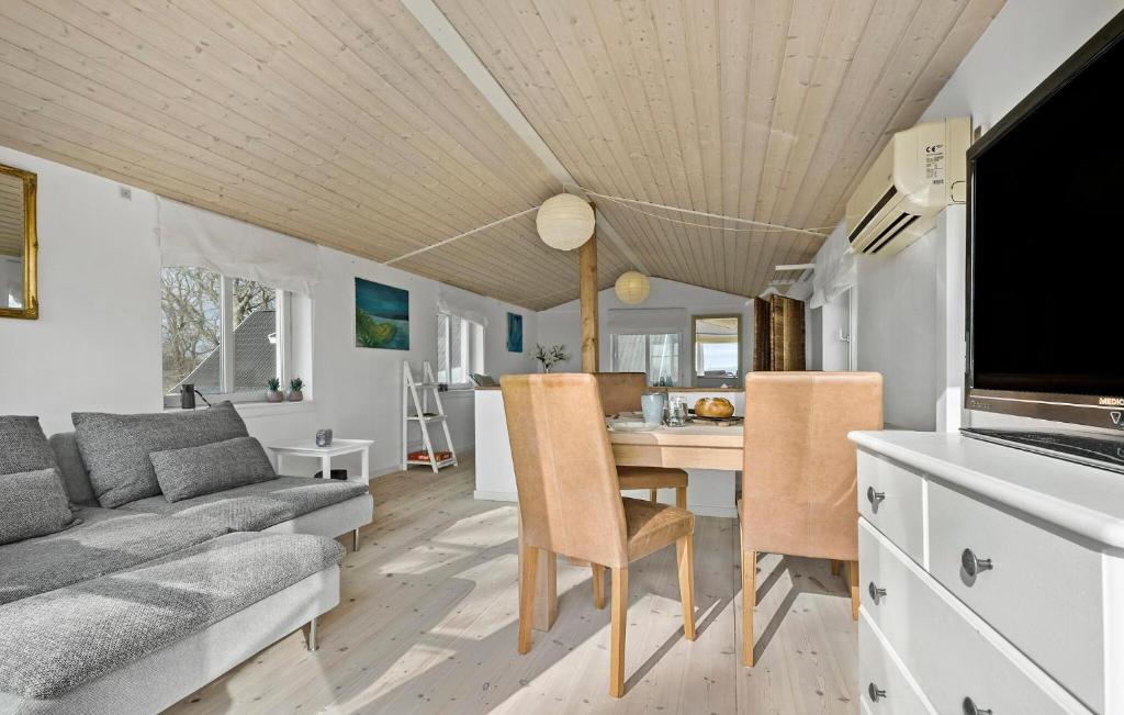 1 Bedroom Awesome Apartment In Grevinge photo 3