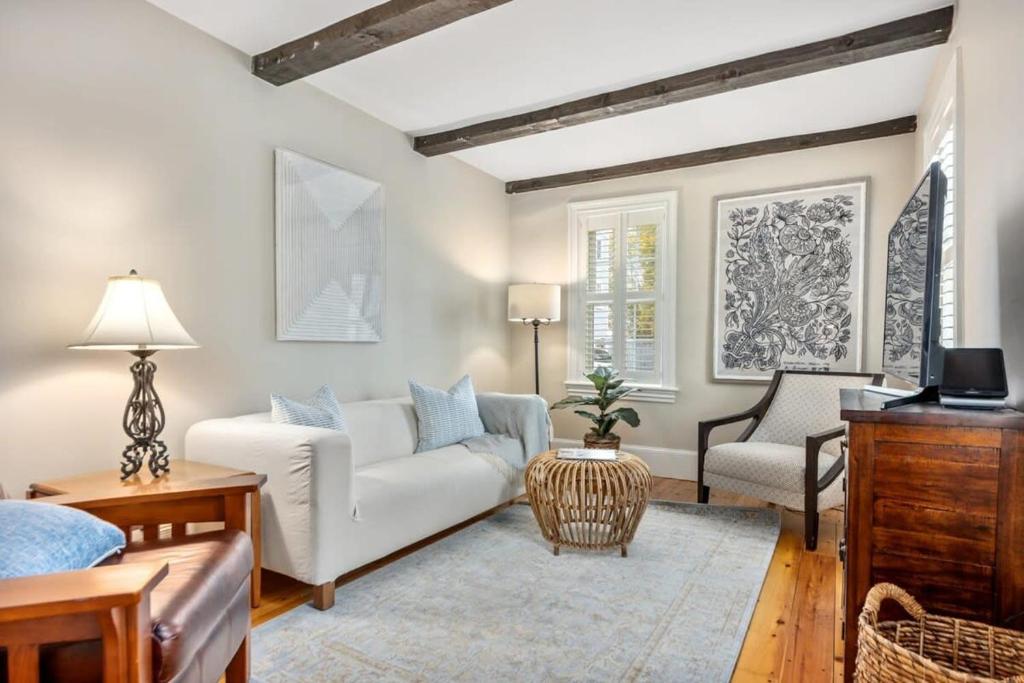 Historic 1800 Federal Downtown Townhouse photo 2