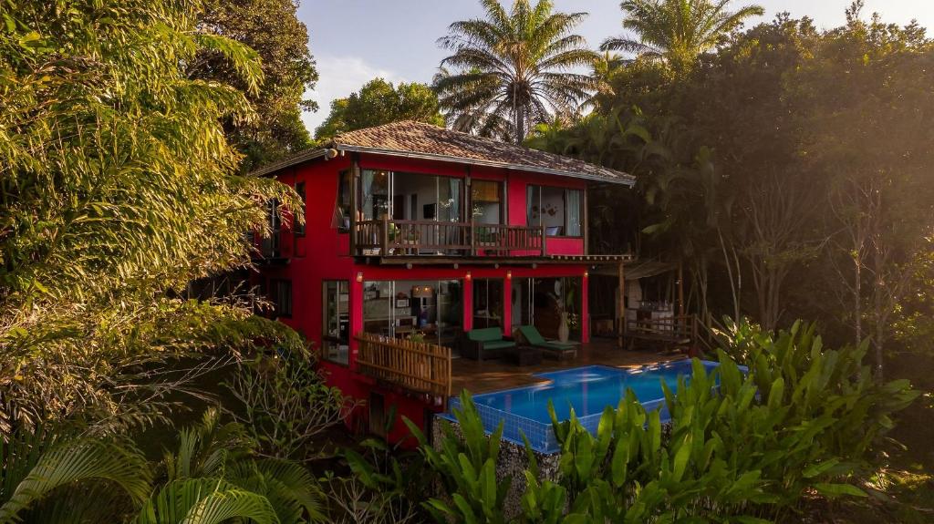 Casa com 4 Suítes, Piscina e Churrasqueira