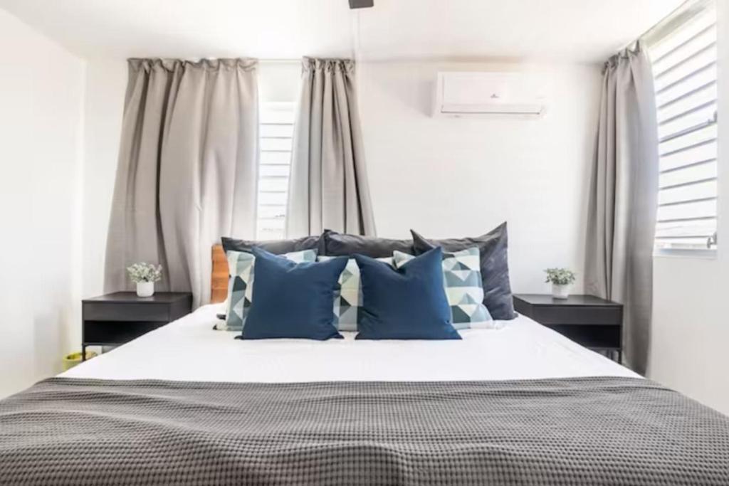 Encanto house with king bed photo 1