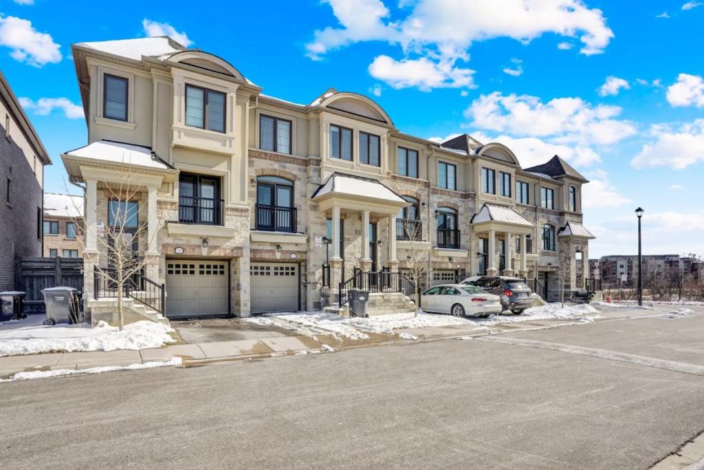 Stylish Mississauga Lower Unit - BBQ Yard Paradise
