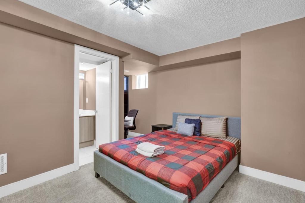 Stylish Mississauga Lower Unit - BBQ Yard Paradise photo 1