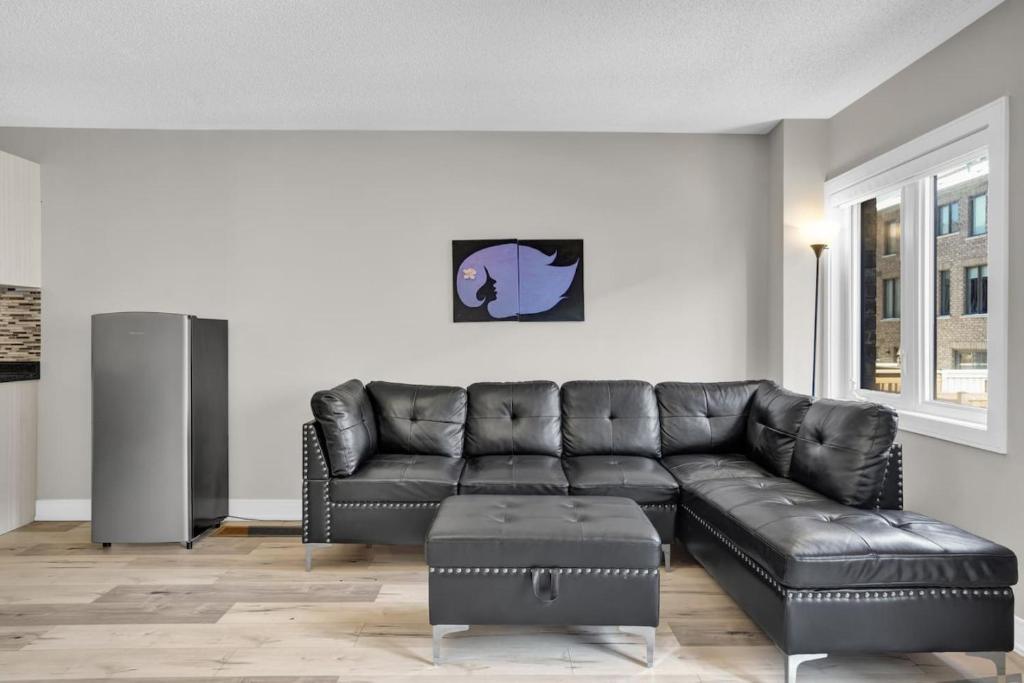 Stylish Mississauga Lower Unit - BBQ Yard Paradise photo 2