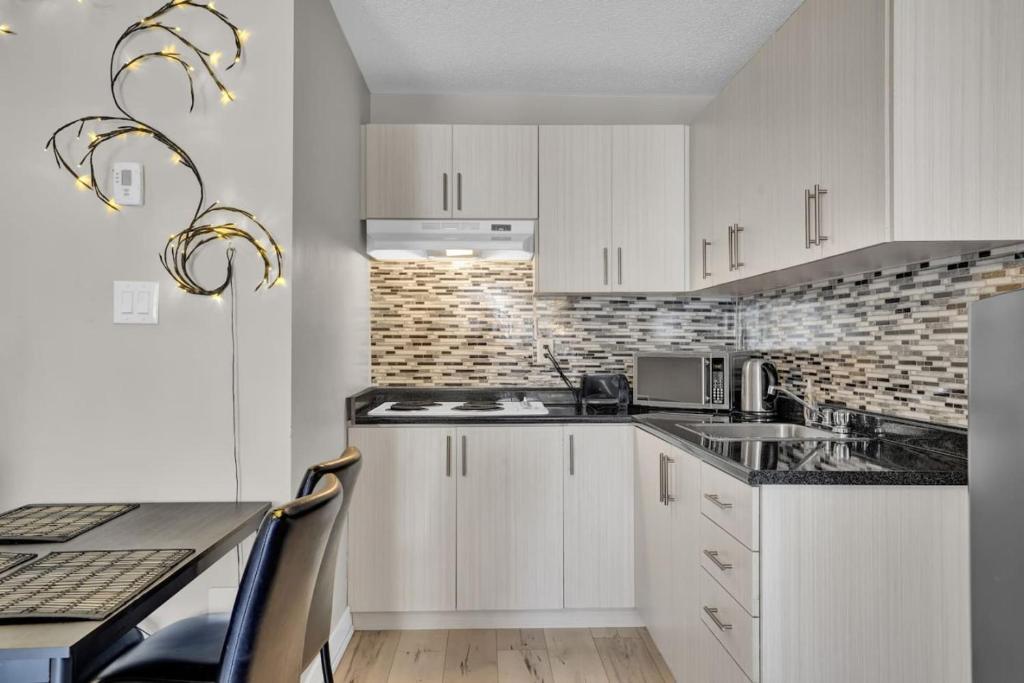 Stylish Mississauga Lower Unit - BBQ Yard Paradise photo 4