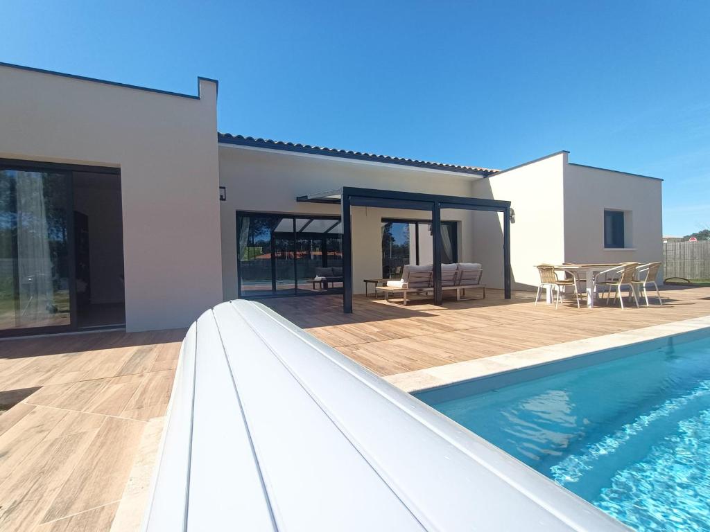 Maison neuve 200m2 climatisée, proche de la plage et des commerces