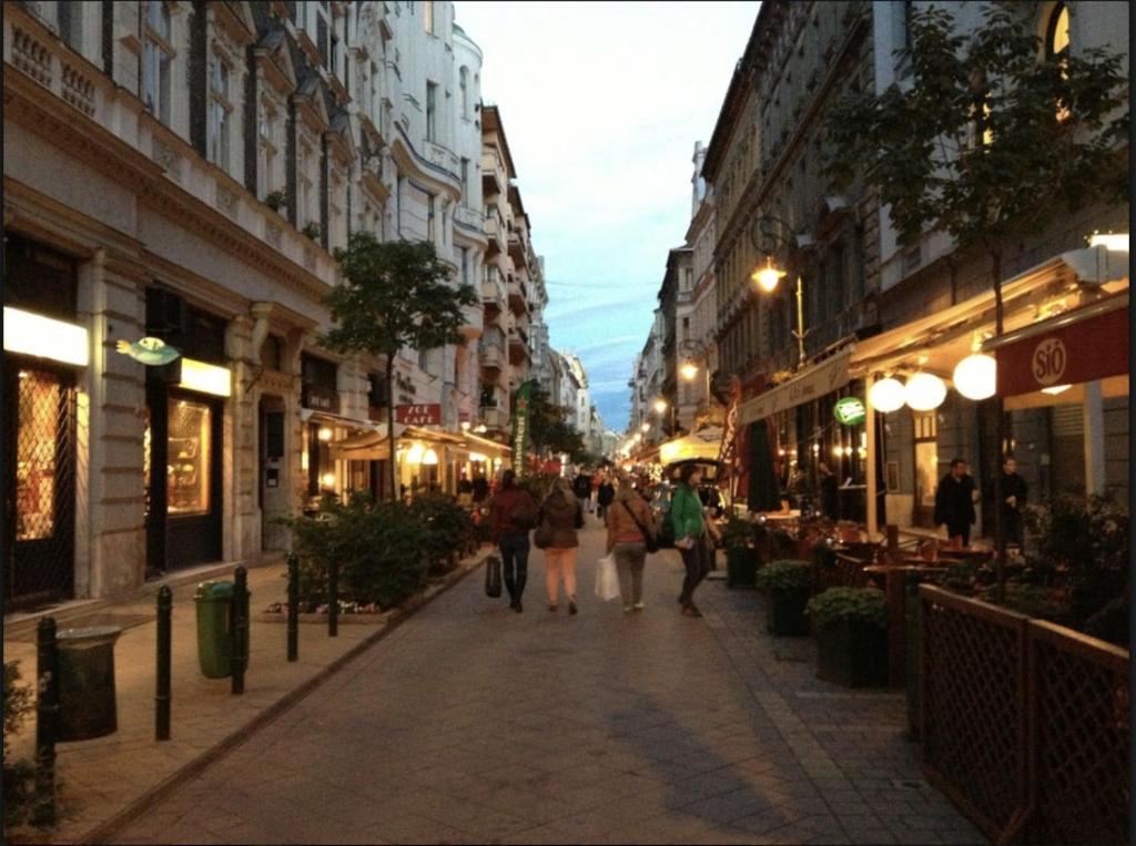 Cecile's Central, Gastro str, WIFI, 2 bed and 2 bathrooms - Tap to explore photos