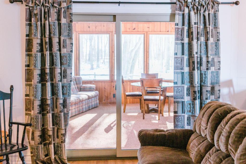 Peaceful and Quiet Home in Nappanees Countryside! photo 4