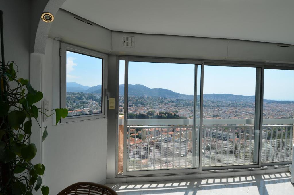 Appartement vue panoramique avec piscine pour 6 personnes à Nice quartier Pessicart photo 4