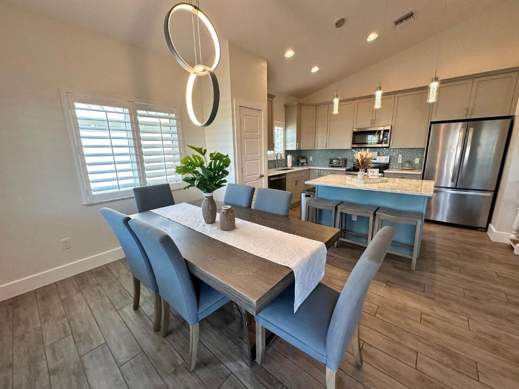 Sunshine retreat Elevated New Build walkable to everything including BEACH photo 3