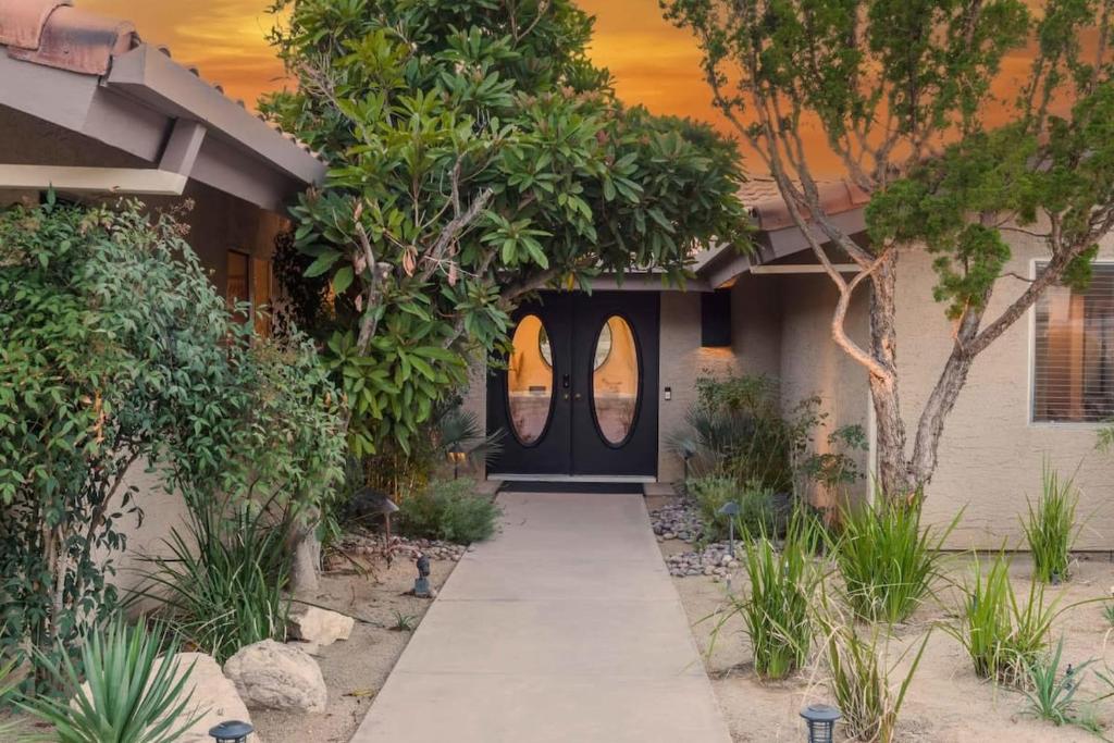 Airway to Heaven - Joshua Tree Home w Cowboy Tub photo 2