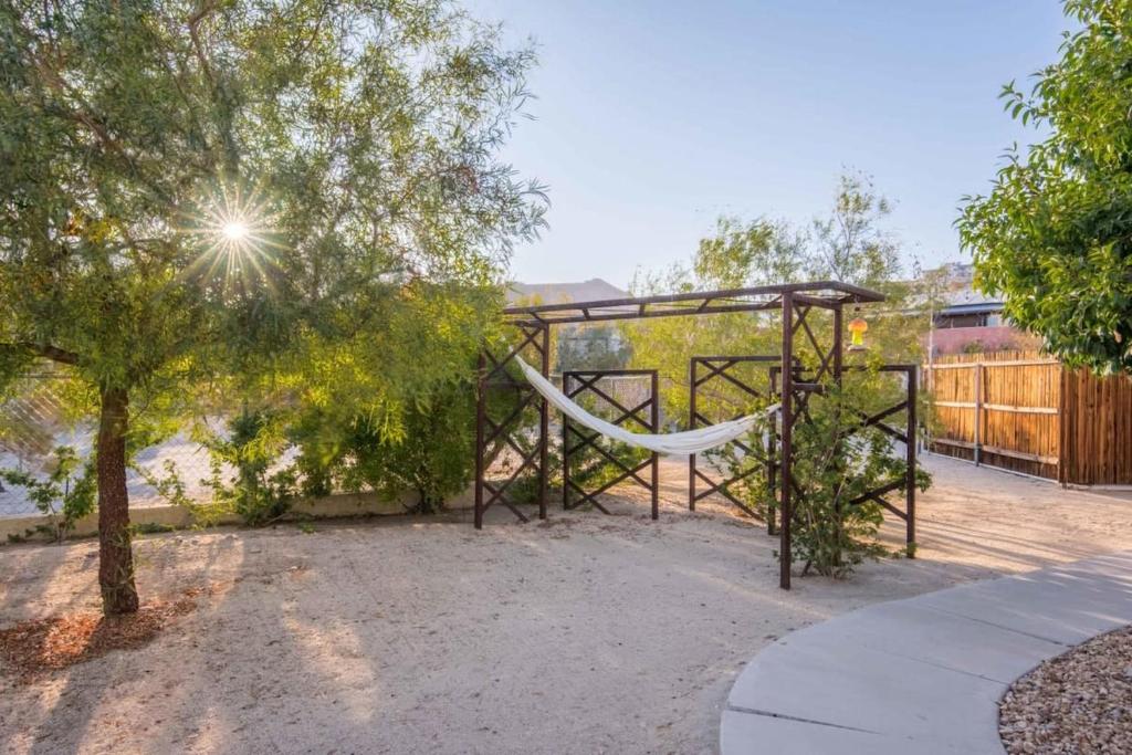 Airway to Heaven - Joshua Tree Home w Cowboy Tub photo 3