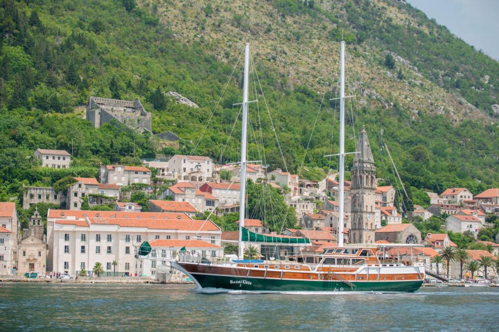 Traditional Sailing Yacht photo 2
