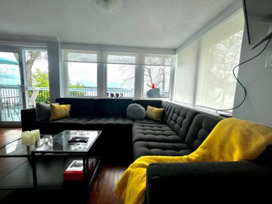 Cozy Waterfront Cottage in Victoria Harbour photo 2