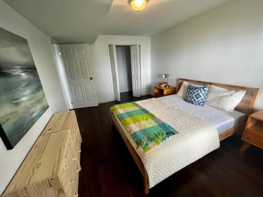 Cozy Waterfront Cottage in Victoria Harbour photo 4
