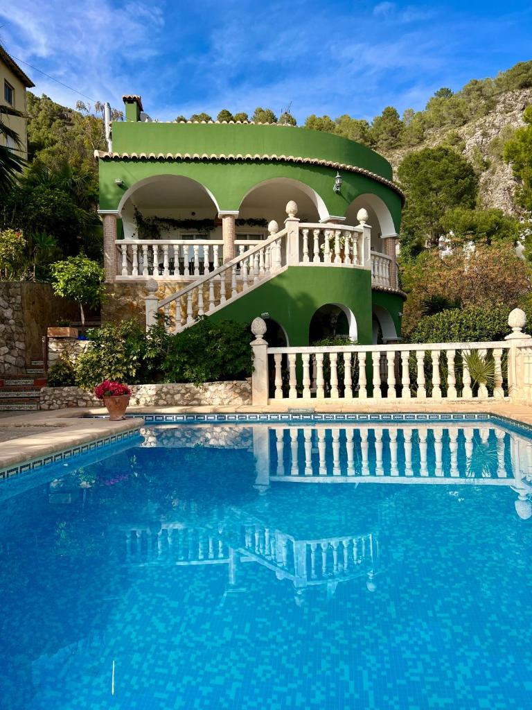 Beautiful 6 bedroom Villa with pool