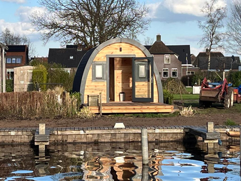 Camping pod Tiny House aan het water