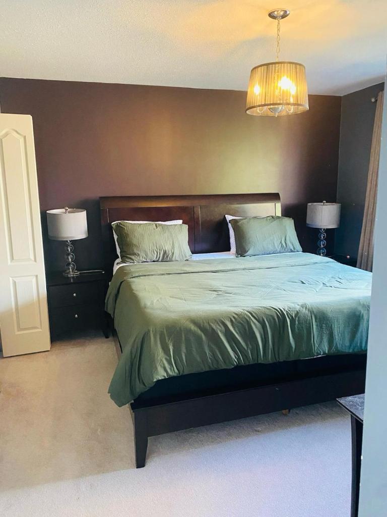Sandy Hill Retreat - 3 Bedroom + Den, 2 Bath House with Fitness Equipment