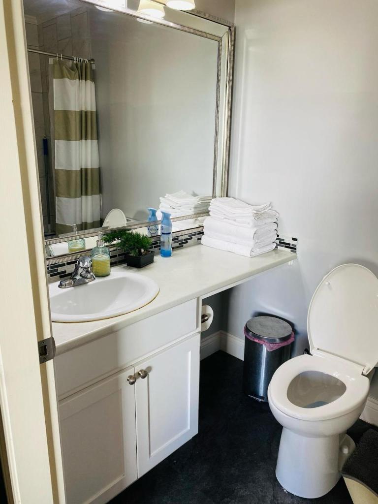 Sandy Hill Retreat - 3 Bedroom + Den, 2 Bath House with Fitness Equipment photo 3