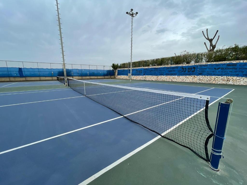 מול הים בקיסריה photo 2