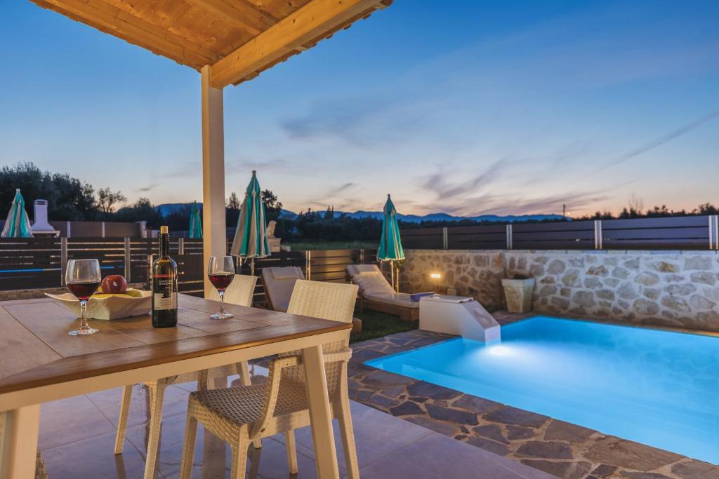 Mateo & Filipos Luxury Villas photo 4