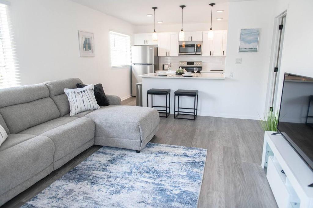 Ll212 - Parking, Laundry, Balcony, Fast Wi-fi! image